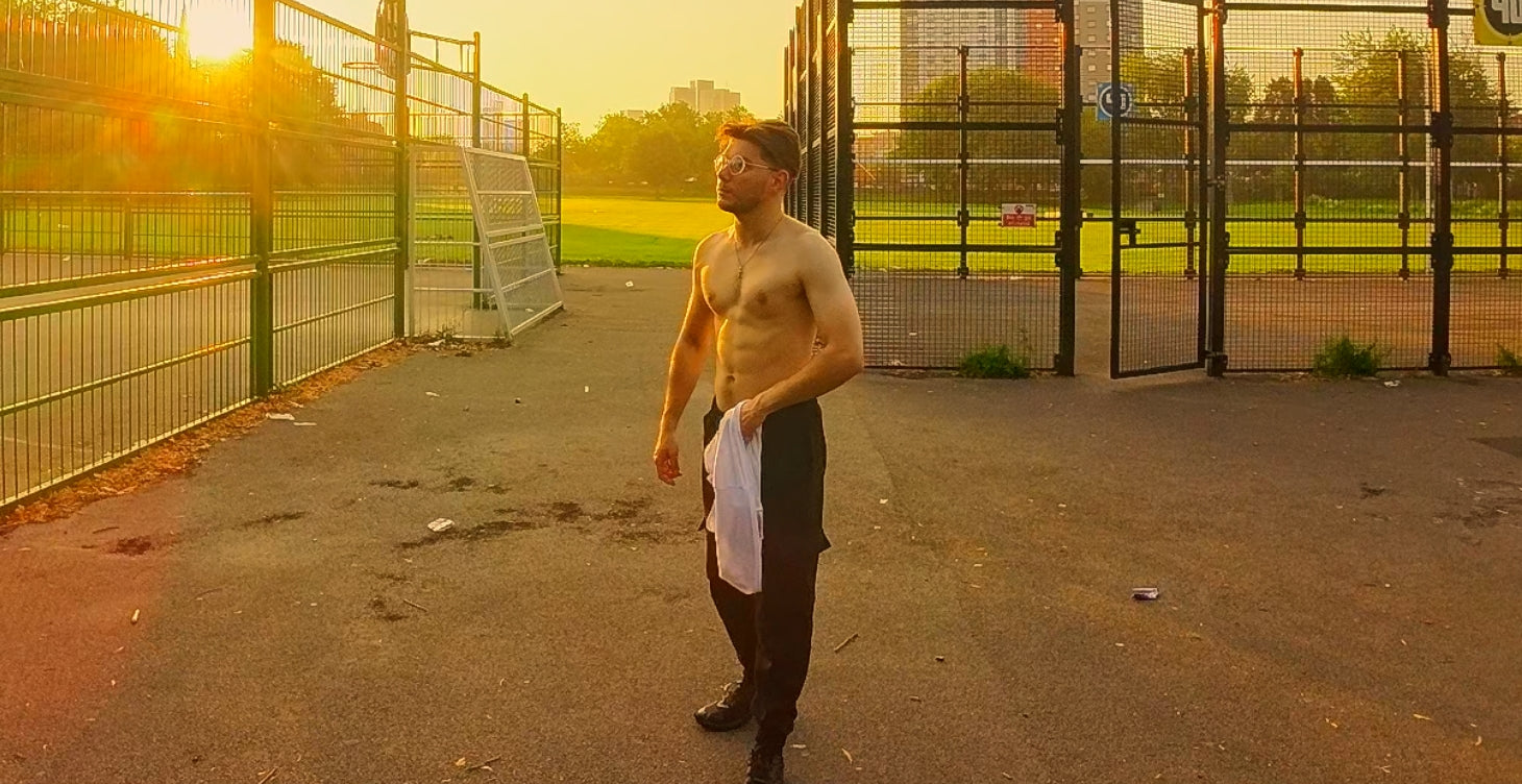 Online calisthenics coaching — athlete training at a UK outdoor gym.